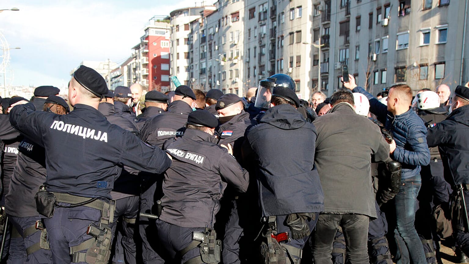 Auseinandersetzungen zwischen der Polizei und Demonstrierenden in Belgrad