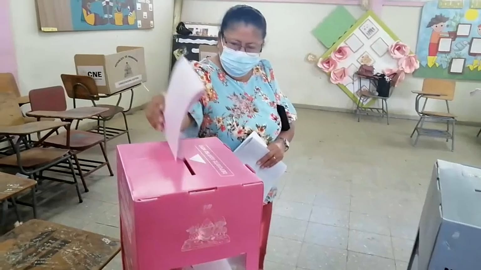 Una hondureña vota en las elecciones generales de Honduras. 