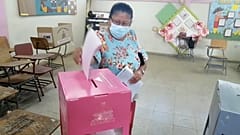 Una hondureña vota en las elecciones generales de Honduras. 