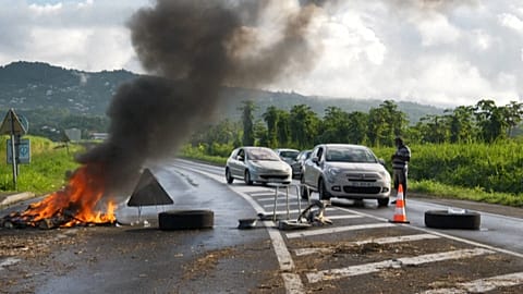Manifestations et violences en Martinique contre les mesures de restriction