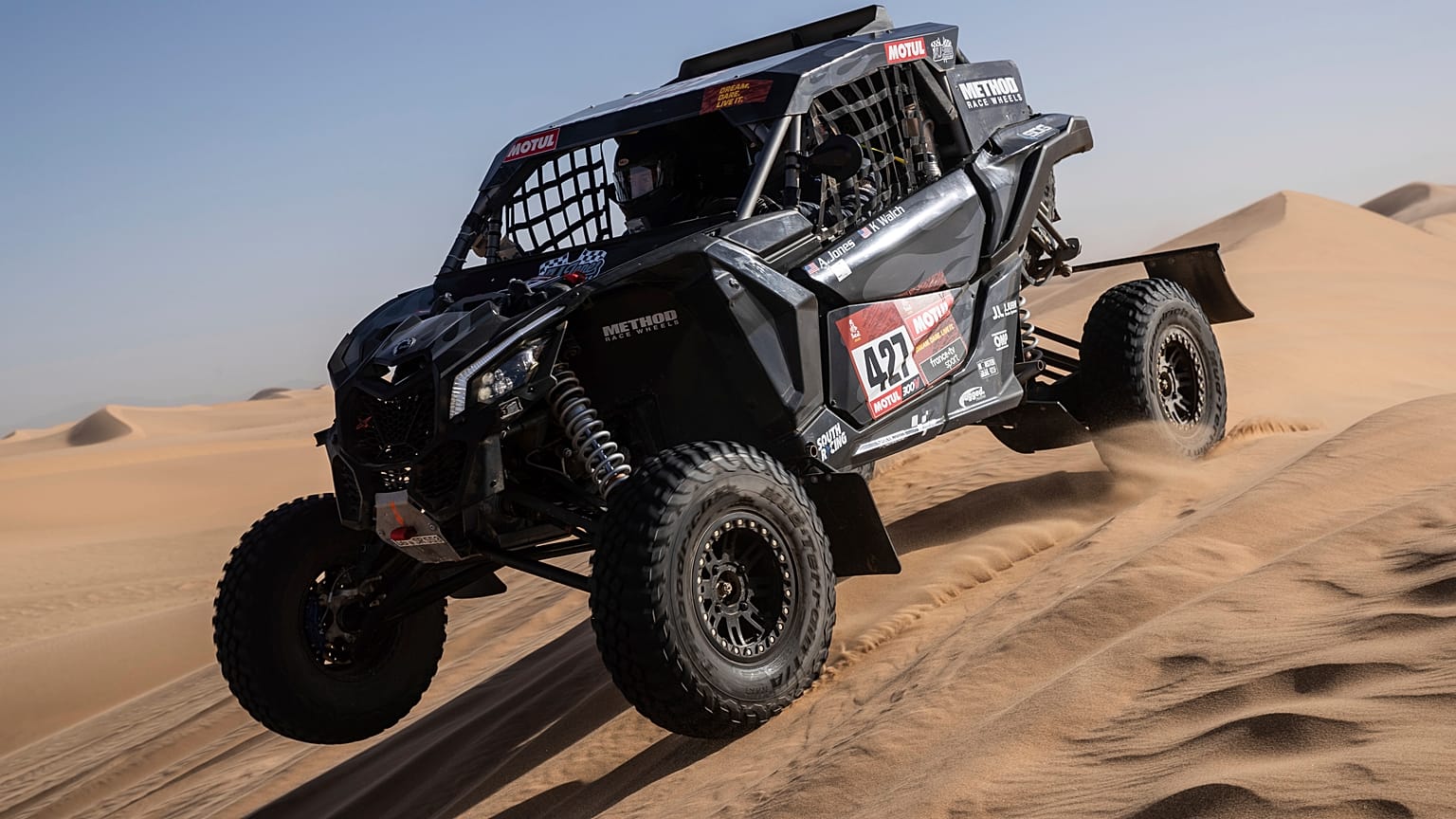 Der US-Amerikaner Austin Jones rast während der Dakar 2020 durch die Wüste