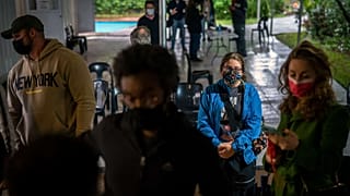 ينتظر الأشخاص في طابور اختبار فيروس كورونا في جوهانسبرج، جنوب إفريقيا، السبت 27 نوفمبر 2021