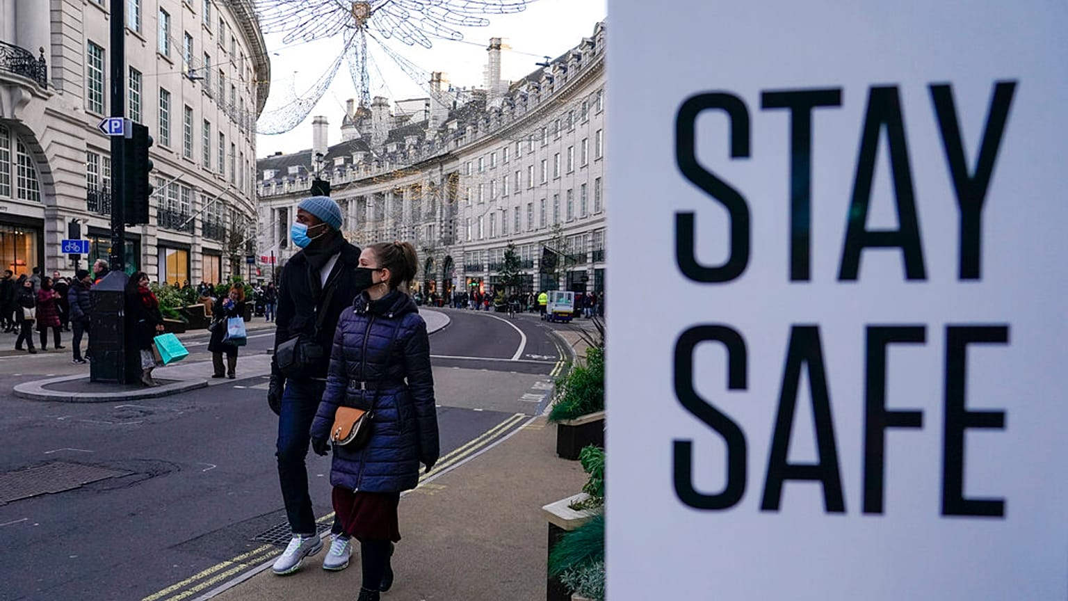 Gente con mascarilla en Regent Street, Londres, Reino Unido