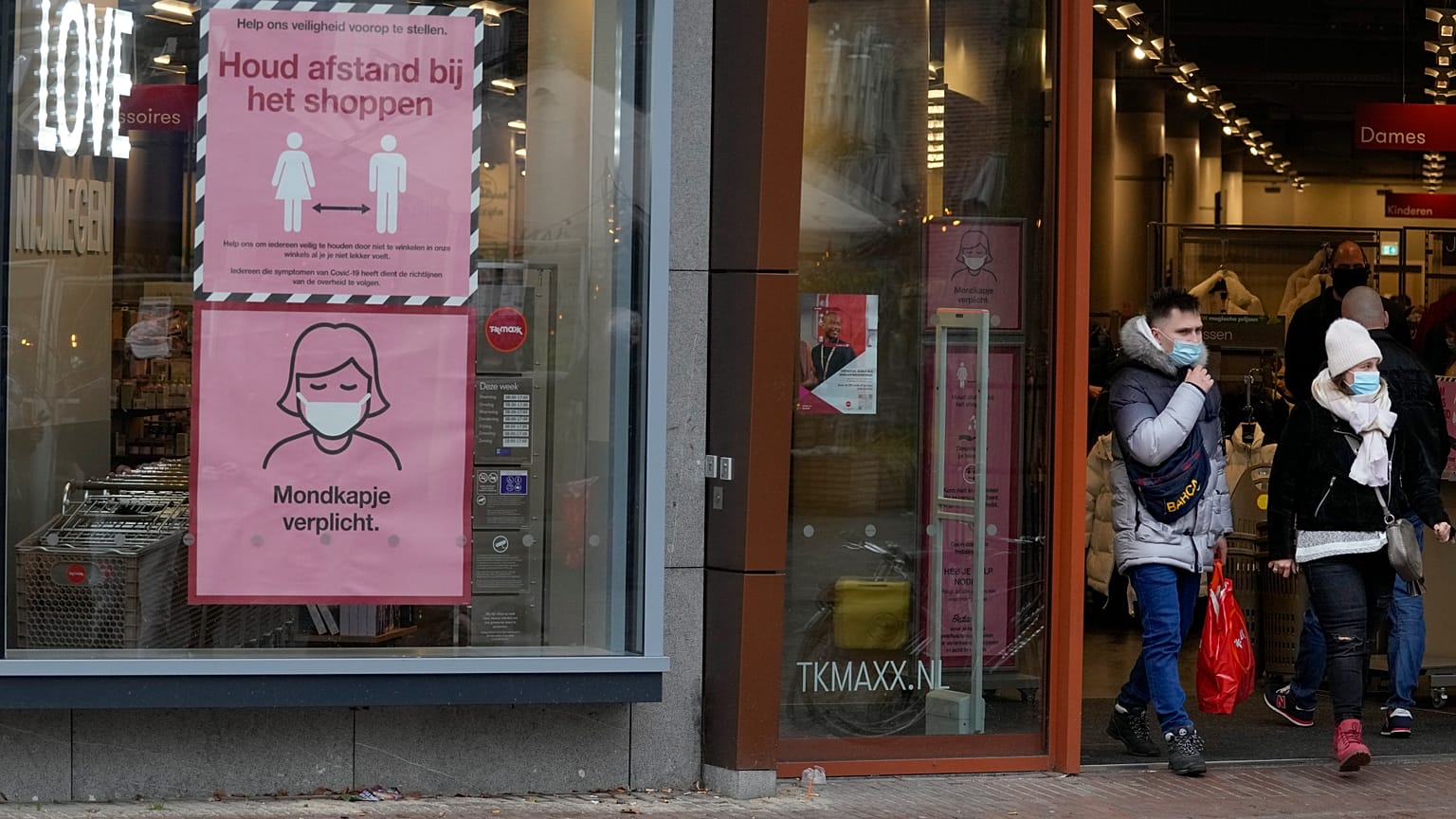 Shopper in Nijmegen nach der Einführung verschärfter Corona-Regeln in den Niederlanden 