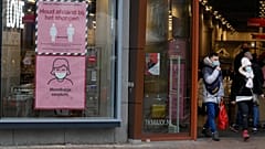 Shopper in Nijmegen nach der Einführung verschärfter Corona-Regeln in den Niederlanden 