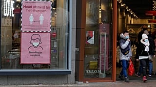 Shopper in Nijmegen nach der Einführung verschärfter Corona-Regeln in den Niederlanden