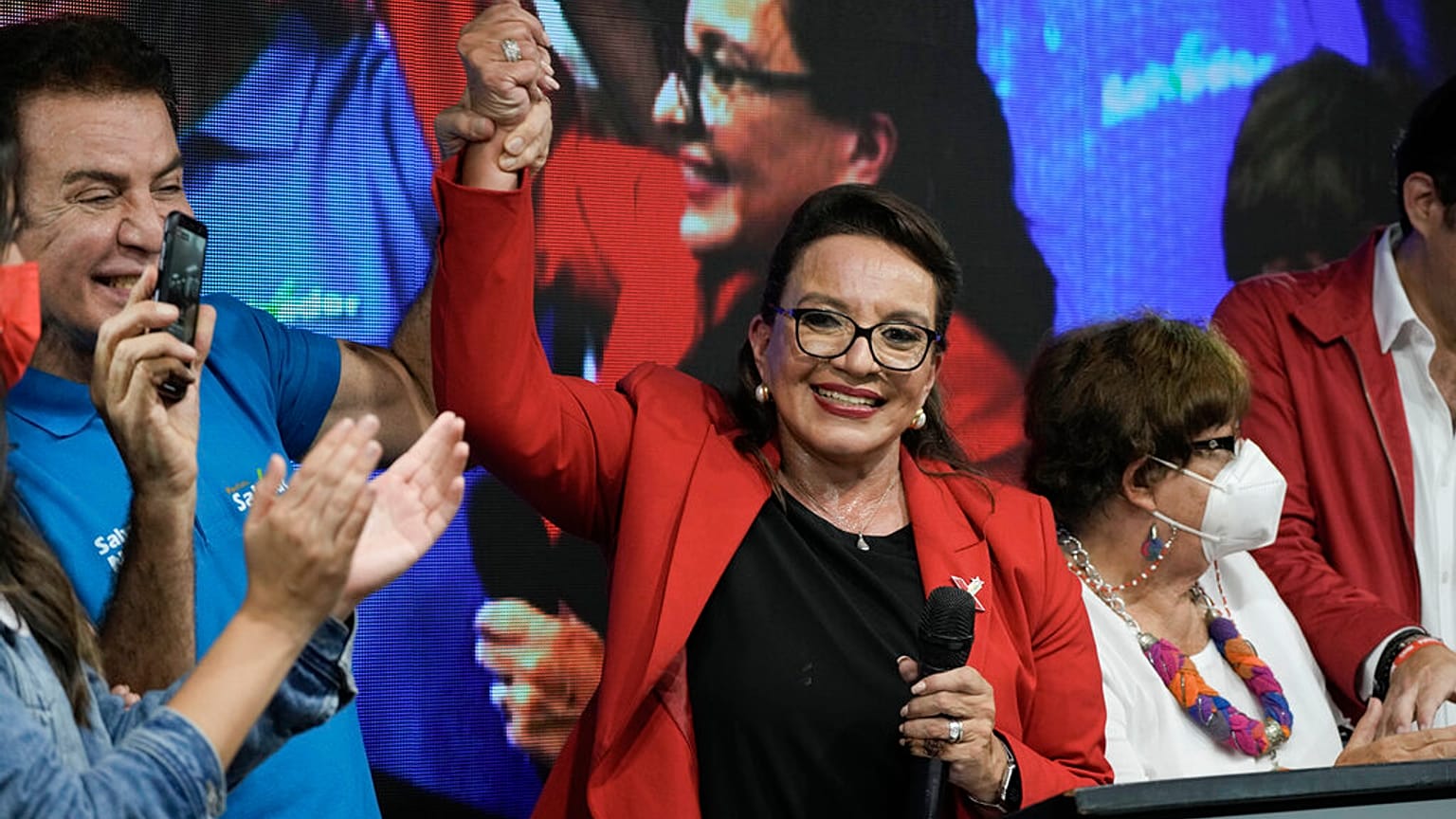 La candidata del partido izquierdista Libre, Xiomara Castro, proclama su victoria en las elecciones en Honduras
