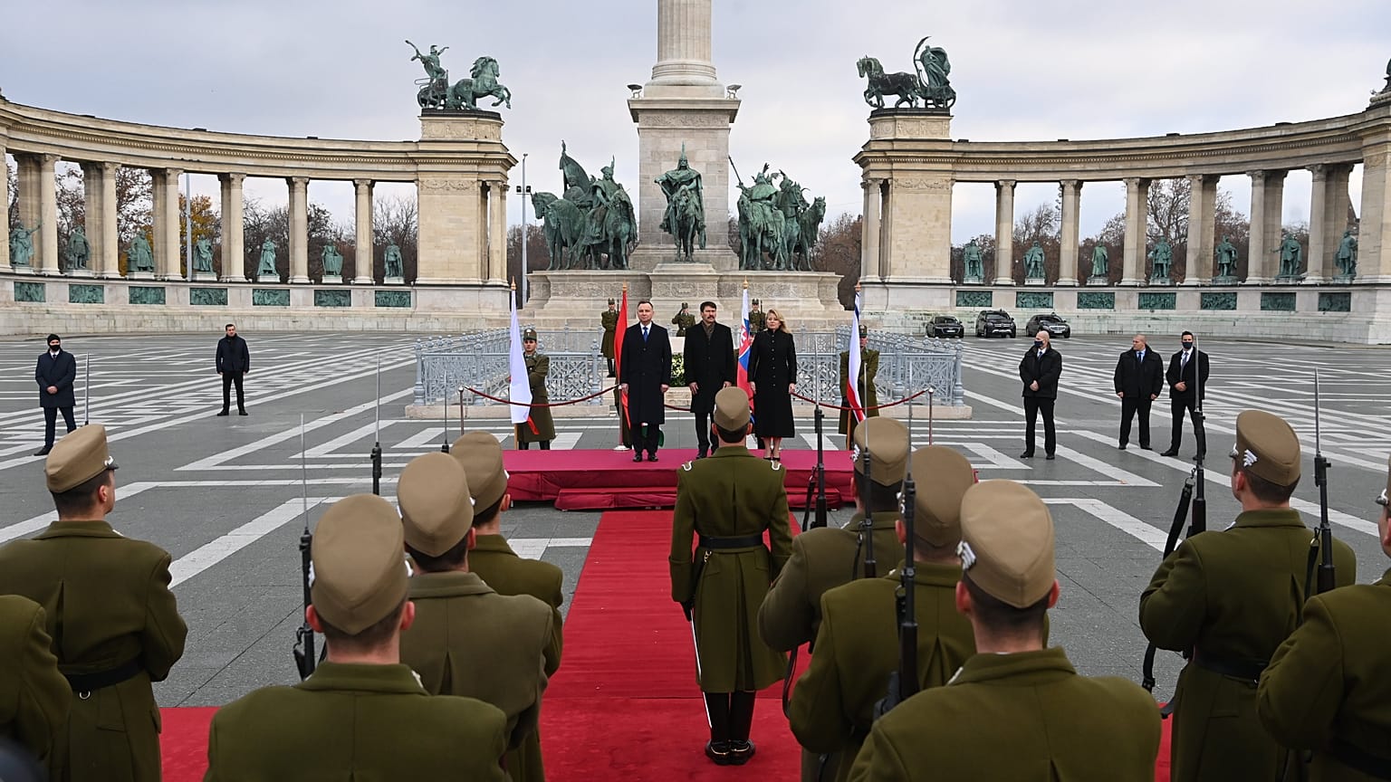 V4 elnöki találkozó - koszorúzás a Hősök terén