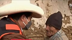 El presidente peruano, Pedro Castillo, habla con un anciano damnificado por el terremoto en la Jalca Grande, Perú
