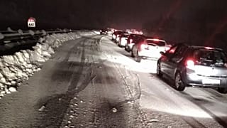 L'autoroute A89 a été fermée après d'importantes chutes de neige dans le secteur de Thiers (département du Puy-de-Dôme) le 28 novembre 2021.  