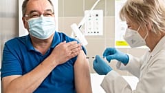 Harmadik Pfizerével oltanak egy férfit Szabolcs-Szatmár Bereg megyében november 26-án