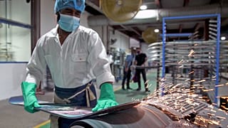 Snowboard maker in eco-friendly factory