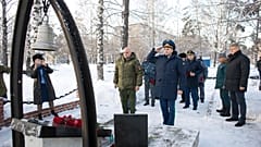 Губернатор области Сергей Цивилев (слева в центре) и замгенпрокурора РФ Дмитрий Демешин почтили память погибших у мемориала в поселке Грамотеино
