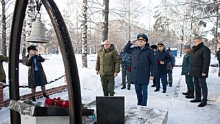 Губернатор области Сергей Цивилев (слева в центре) и замгенпрокурора РФ Дмитрий Демешин почтили память погибших у мемориала в поселке Грамотеино