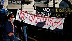 Immagine d'archivio di una manifestazione "No Green Pass" a Roma