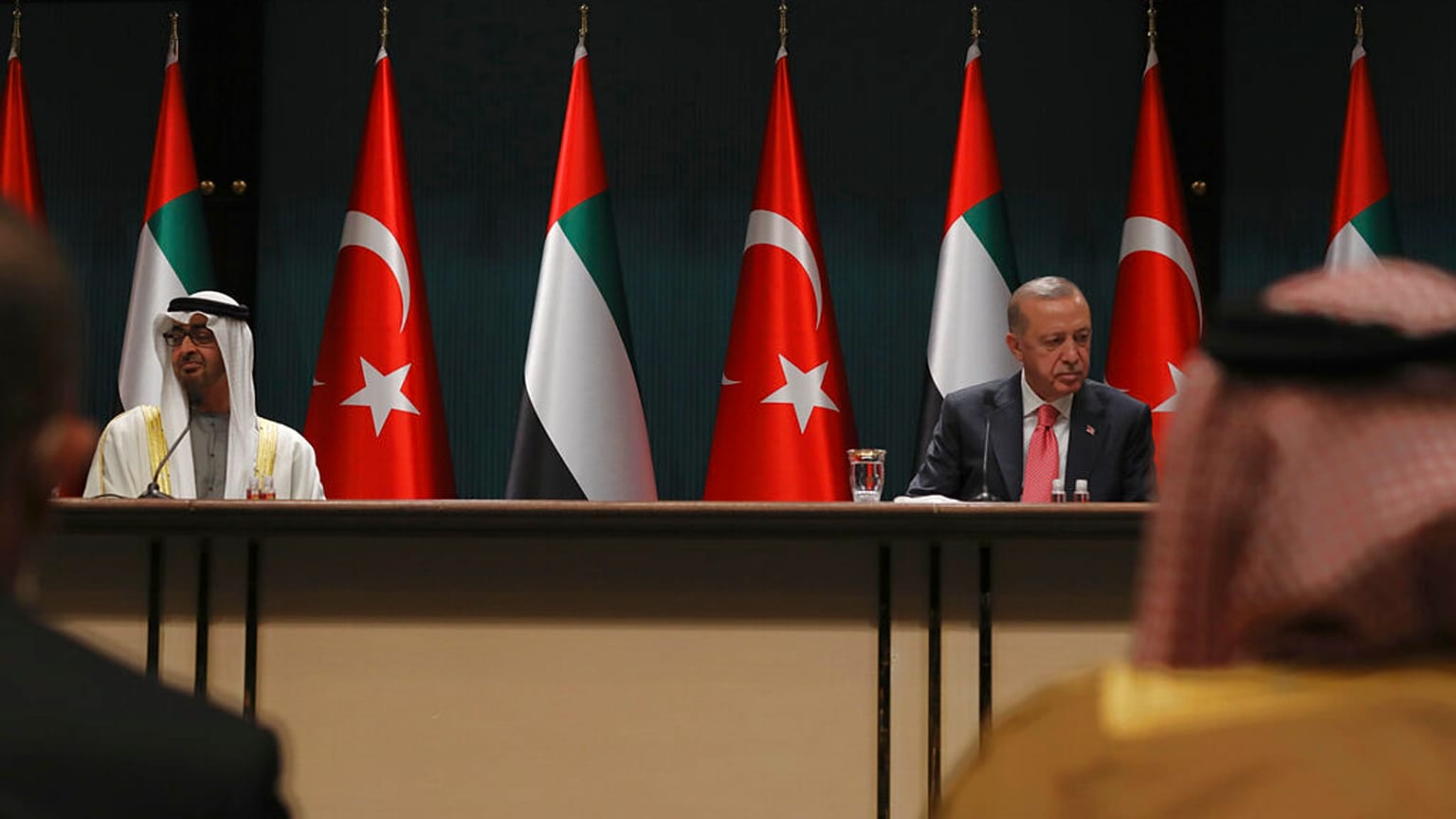الرئيس التركي رجب طيب أردوغان والشيخ محمد بن زايد آل نهيان، ولي عهد الإمارات العربية المتحدة، بعد حفل توقيع في القصر الرئاسي، أنقرة، تركيا، 24 نوفمبر 2021 