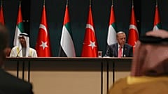 الرئيس التركي رجب طيب أردوغان والشيخ محمد بن زايد آل نهيان، ولي عهد الإمارات العربية المتحدة، بعد حفل توقيع في القصر الرئاسي، أنقرة، تركيا، 24 نوفمبر 2021 