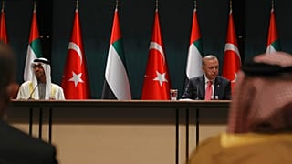 الرئيس التركي رجب طيب أردوغان والشيخ محمد بن زايد آل نهيان، ولي عهد الإمارات العربية المتحدة، بعد حفل توقيع في القصر الرئاسي، أنقرة، تركيا، 24 نوفمبر 2021 