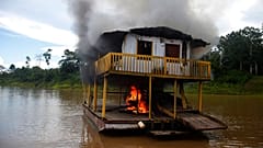 Embarcação dedicada à extração ilegal de ouro no Amazonas é destruída pelas autoridades brasileiras