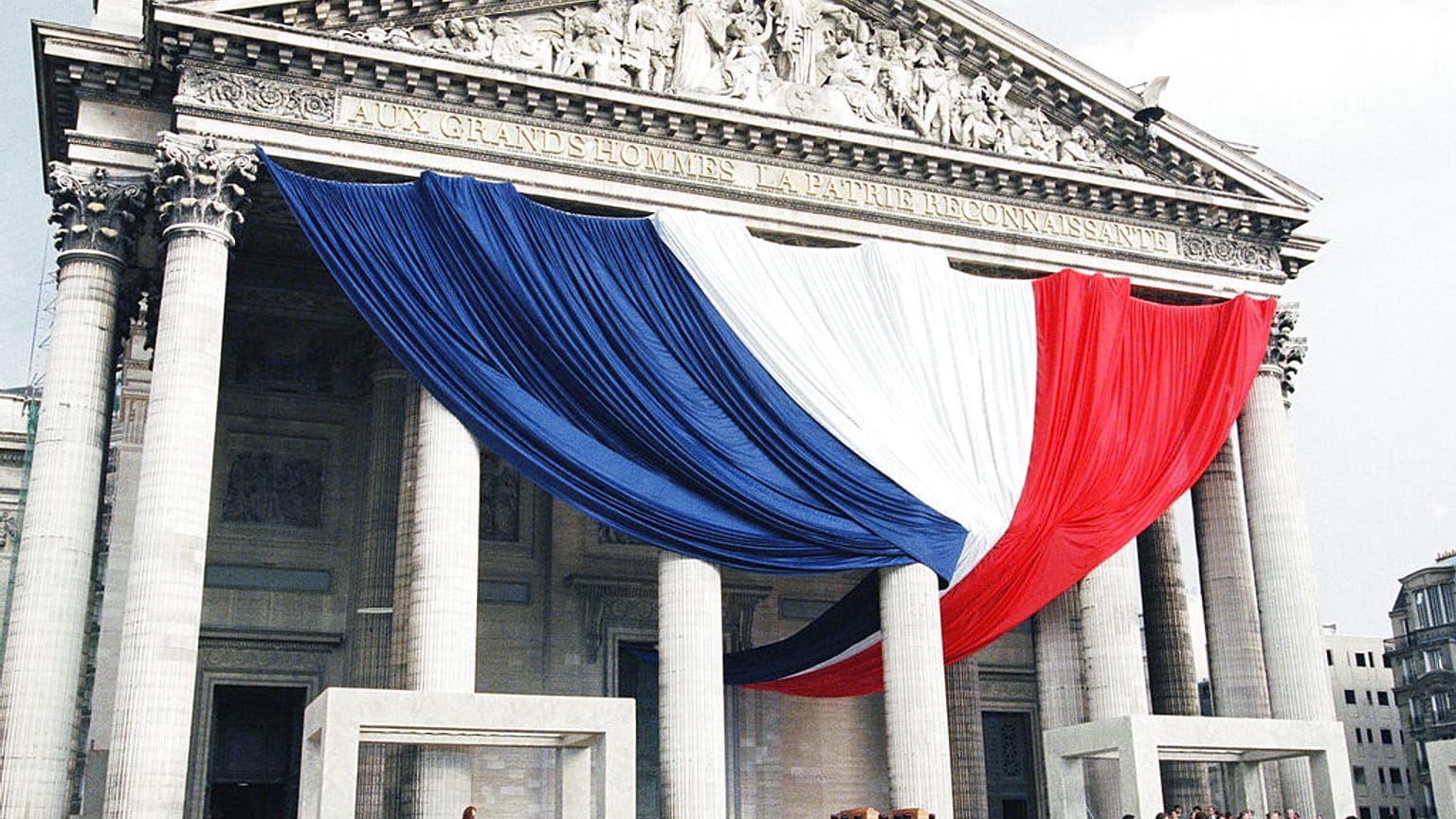Photo prise le 20/04/1995 à l'occasion de la "panthéonisation" des scientifiques français Pierre et Marie Curie