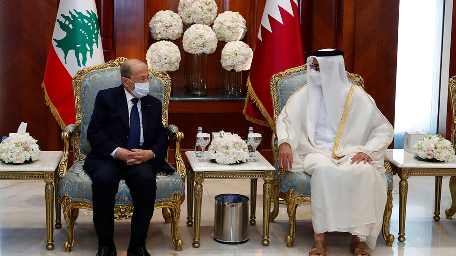 يلتقي أمير قطر الشيخ تميم بن حمد آل ثاني بالرئيس اللبناني ميشال عون في الدوحة، قطر، الاثنين 29 نوفمبر 2021.