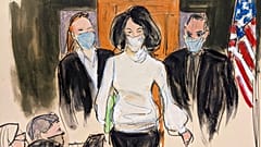 Croquis de Ghislaine Maxwell qui entre dans la salle d'audience au début de son procès, le 29 novembre 2021