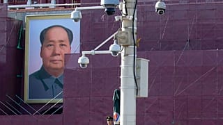 Çin'in eski lideri Mao Zedong'un Tiananmen meydanındaki portresinin önünde güvenlik kameraları, Pekin, Çin