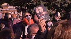 Los lectores homenajean a Almudena Grande portando sus libros en su funeral