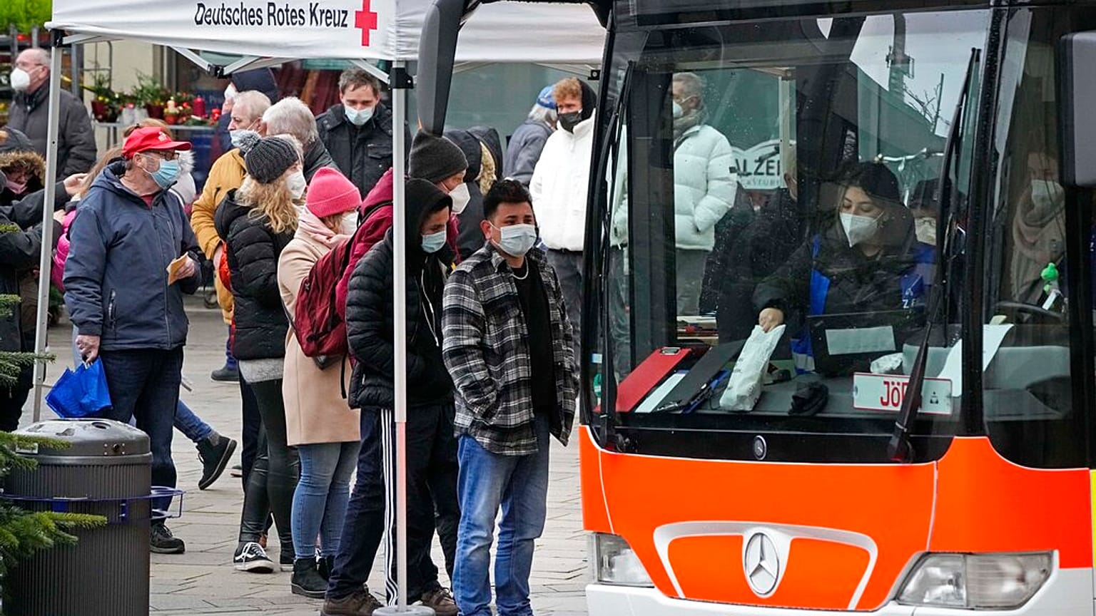 Schlangestehen am Impfbus in Gelsenkirchen