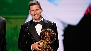 Lionel Messi con il suo settimo Pallone d'Oro