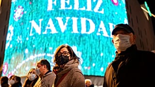 Ómicron se extiende y las fronteras se blindan | La OMS dice que el riesgo es "muy alto"