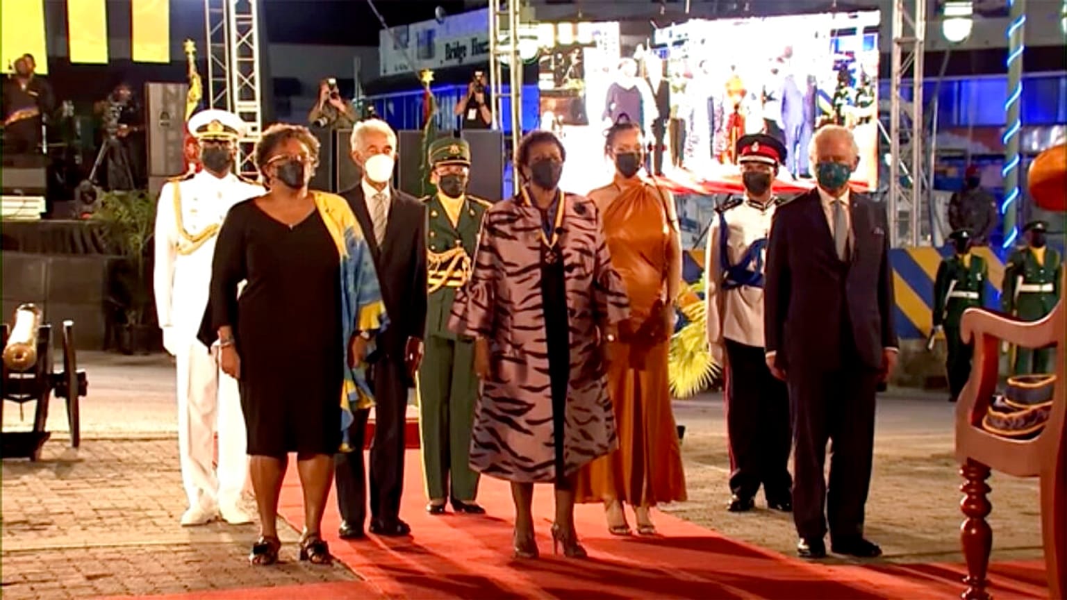 Bridgetown: Princ Charles rechts im Bild, die neue Volksheldin Rihanna in gold links daneben