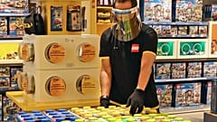 Mitarbeiter eines Spielzeuggeschäfts mit Lego-Ware