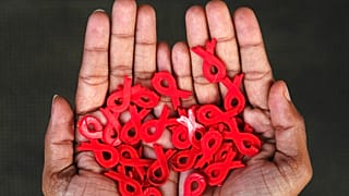 Az AIDS elleni küzdelem jelképeit ábrázoló kitűzők Indiában, Chennaiban 2008. december 1-jén