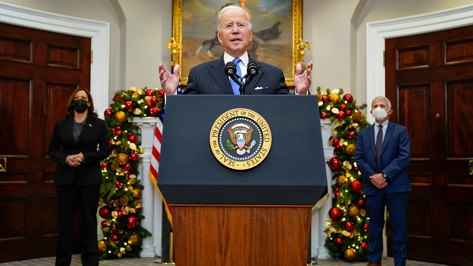 Biden: "La variante omicron preoccupa, ma niente panico"