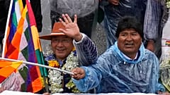 El presidente boliviano, Luis Arce, y el expresidente Evo Morales durante la "Marcha por la patria"
