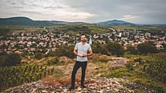 Ripka Gergely, kezében a Tokajkalauzzal
