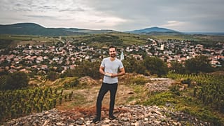 Ripka Gergely, kezében a Tokajkalauzzal