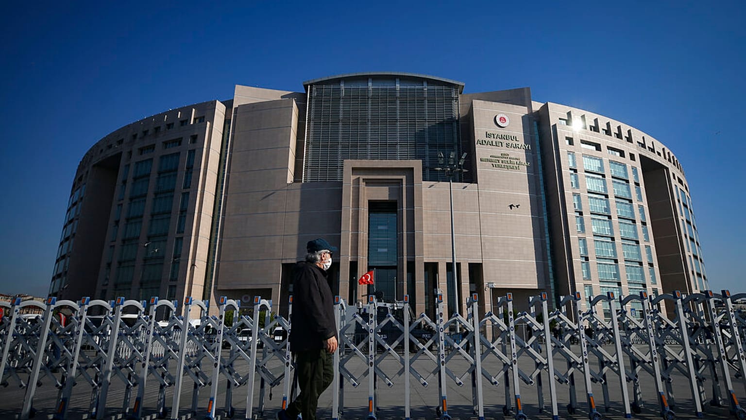 Άποψη από το δικαστήριο της Κωνσταντινούπολης όπου διεξάγεται η πολύκροτη δίκη του Οσμάν Καβαλά
