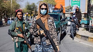 Des combattants talibans lors d'une manifestation pour les droits des femmes à Kaboul (Afghanistan), le 21 octobre 2021