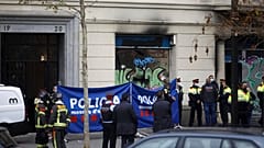 Puerta de la sucursal bancaria okupada