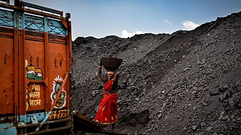 Un Indien ramasse du charbon dans l'Etat du Jharkhand le 24 septembre 2021