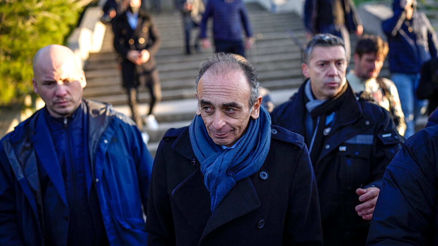 Eric Zemmour érkezik a marseille-i Notre-Dame de la Garde katedrálisához november 26-án