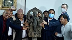 Autoridades nepalesas e norte-americanas mostram artefacto restituído em abril