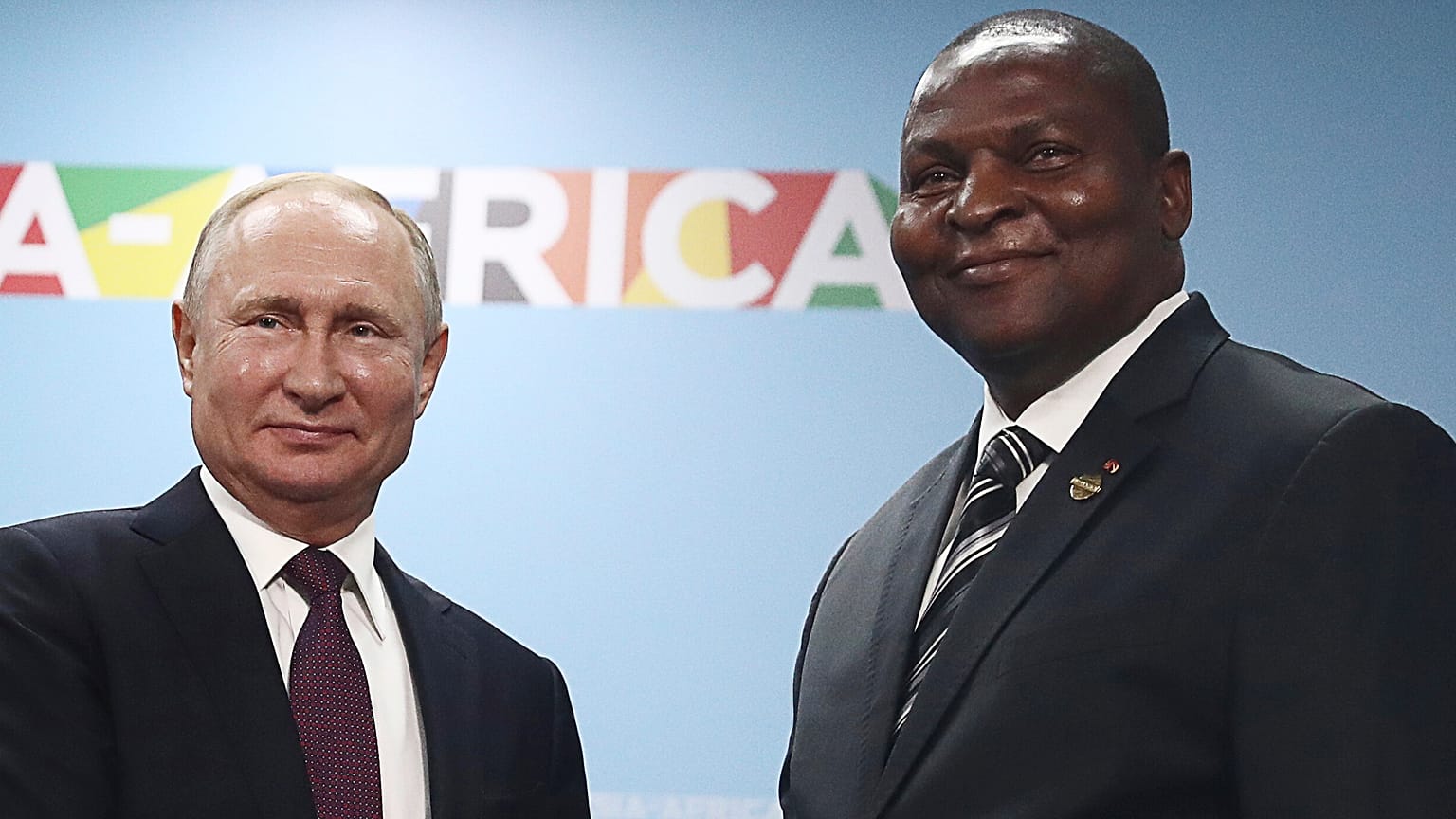 Президент России Владимир Путин и президент Центральноафриканской Республики Фостен-Аршанж Туадера.