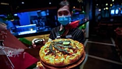 Cannabis-Pizza im Restaurant "Pizza Company" in Bangkok. 