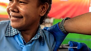 Estudante de uma escola de Díli, Timor-Leste, reage a vacina contra a covid-19 da Pfizer