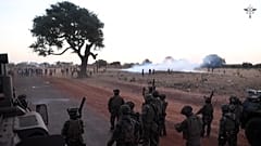 Einheimische Soldaten feuerten Tränengas auf die Blockierer, um sie auseinanderzutreiben