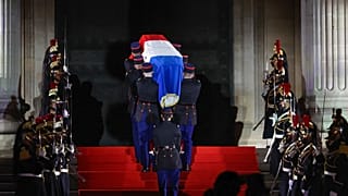 Der Sarg wurde von Uniformierten ins Panthéon getragen