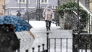 An diesem Montag - schneebedeckte Bürgersteige in Vilshofen in Bayern